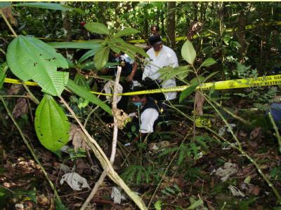 Ermittler im Dschungel von Peru auf der Suche nach Opfern. Opfersuche