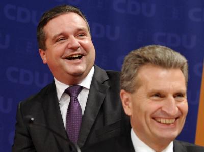 Bestens gelaunt: Der baden-württembergische Ministerpräsident Günther Oettinger und sein Nachfolger Stefan Mappus (r.). Mappus und Oettinger