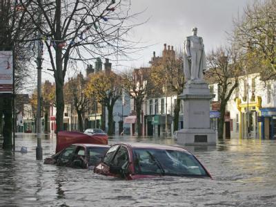 Versunkene Autos in den Überschwemmungsgebieten Nordenglands. Überschwemmungen in Großbritannien