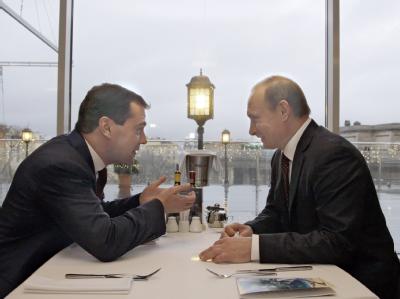 Der russische Präsident Dmitri Medwedew plaudert in einem Restaurant in St. Petersburg mit Regierungschef Wladimir Putin. Dmitri Medwedew und Wladimir Putin