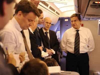 Guido Westerwelle spricht in einer Regierungsmaschine in Richtung Israel mit den Journalisten. Westerwelle