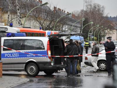 Nach einem Doppelmord in Frankfurt hat die Polizei die Zufahrt zum Tatort abgeriegelt. Doppelmord in Frankfurt