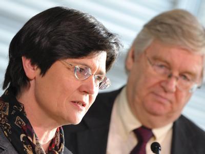 Thüringens Ministerpräsidentin Christine Lieberknecht und GM-Europachef Nick Reilly. Reilly trifft Lieberknecht