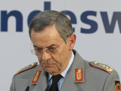 Zurückgetreten: Der Generalinspekteur der Bundeswehr, Wolfgang Schneiderhan, übernimmt die Verantwortung für die Informationspanne (Archivfoto). Generalinspekteur Schneiderhan