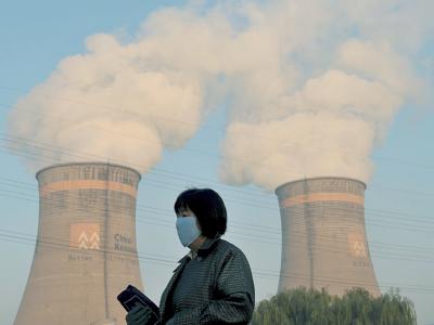 Besser mit Mundschutz: Kühltürme eines Kohlekraftwerkes in Shenyang im Nordosten Chinas (Archiv). Kohlekraftwerk in Shenyang