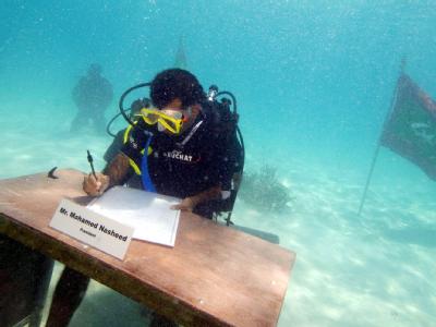 Spektakuläre Aktion: Mohamed Nasheed bei der weltweit ersten Unterwasser-Sitzung einer Regierung auf den Malediven (Archivfoto vom 17.10.2009). Nasser Stunt als Hilfeschrei