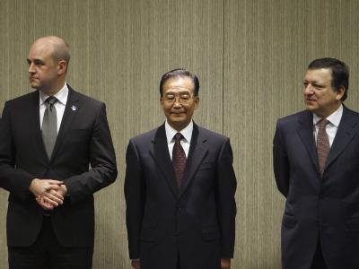 EU-Kommissionspräsident Barroso (R), Chinas Ministerpräsident Wen Jiabao und Schwedens Ministerpräsident Fredrik Reinfeldt als EU-Ratspräsident beim EU-China-Gipfel in Nanjing. EU-China-Gipfel