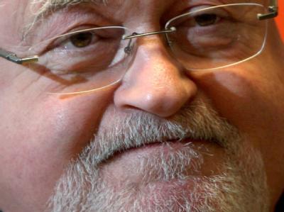 Der schleswig-holsteinische Ministerpräsident Peter Harry Carstensen hält sich weiter alle Optionen im Steuerstreit offen. Carstensen bleibt hart