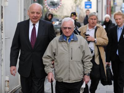 Der Nebenkläger im Prozess gegen Demjanjuk, Thomas Blatt (M, mit Stock), auf dem Weg ins Landgericht. Nebenkläger