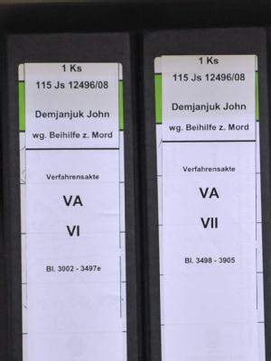 Aktenordner im Verhandlungssaal des Landgerichts München. Prozessakten