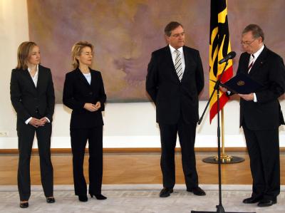 Bundespräsident Horst Köhler entlässt Bundesarbeitsminister Jung und ernennt Ursula von der Leyen (2.v.l.) zu seiner Nachfolgerin. Links die neue Bundesfamilienministerin Kristina Köhler. Köhler entlässt und ernennt Bundesminister