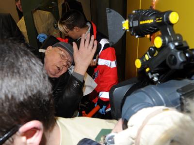 Polizeibeamte bringen den Angeklagten John Demjanjuk (M) im Landgericht nach der Pause in den Verhandlungssaal. John Demjanjuk