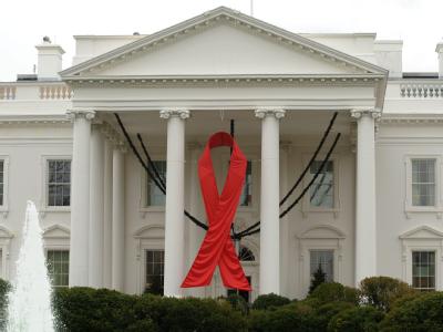 Aids-Schleife am Weißen Haus in Washington: Ausländische Besucher mit HIV oder Aids dürfen nach fast einem Vierteljahrhundert erstmals wieder die USA betreten. Aids-Schleife am Weißen Haus