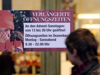Öffnungszeiten eines Kaufhauses am Alexanderplatz in Berlin an den Advent-Sonntagen. Öffnungszeiten