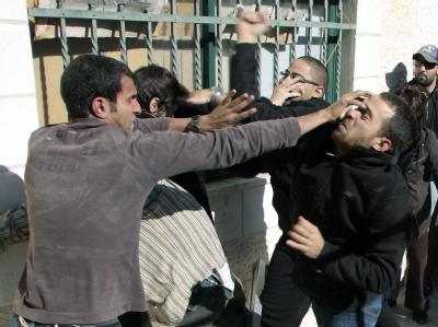 Palästinenser streiten am Dienstag mit jüdischen Siedlern in Jerusalem. Palästinenser streiten mit Siedlern