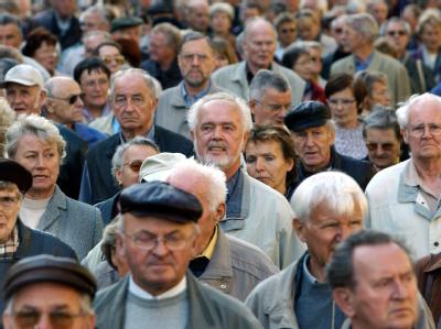 Nach einem Zeitungsbericht können viele jüngere Ruheständler ihre Altersrente künftig deutlich stärker aufbessern als bisher - die Bundesregierung hat eine Einigung jedoch bestritten. Höhere Zuverdienstgrenzen für jüngere Rentner