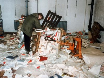 Nach dem Sturm auf die Stasi-Zentrale vor 20 Jahren: Zurückgelassen wurde eine Verwüstung. Stasi-Zentrale