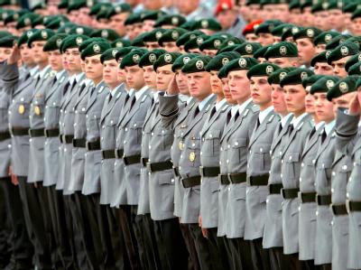 Eine Formation junger Rekruten wartet auf die Vereidigungszeremonie (Archivfoto). Rekruten