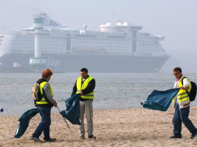 Am Ostseestrand in Kiel sammeln Ein-Euro-Jobber