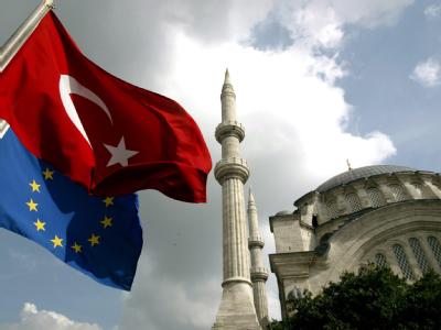 Die Türkei hat die Forderung nach einer visafreien Einreise ihrer Bürger in die EU bekräftigt. Flaggen