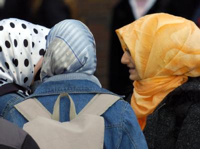 Türkische Mädchen auf dem Schulhof (Archiv). Muslimische Mädchen