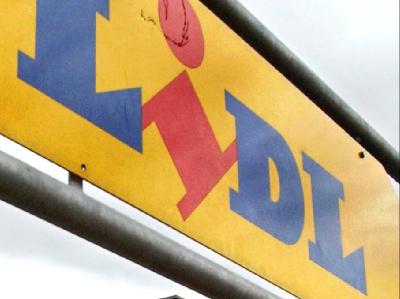 Nach mehreren Todesfällen wegen verseuchtem österreichischem Käse ruft Lidl entsprechende Produkte zurück (Archivfoto). Lidl-Firmenschild