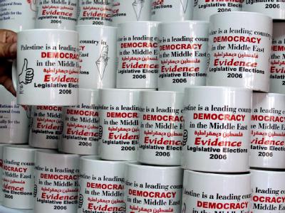 Ein palästinensischer Straßenhändler verkauft Wahlkampf in Gaza
