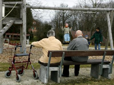 Der Staat soll nach Meinung des Instituts der deutschen Wirtschaft in den Sozialsystemen und bei den Familien sparen. (Symbolbild) Kinder und Rentner