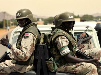 Gefährliches Terrain: Soldaten der Friedenstruppe der Afrikanischen Union patrouillieren in Darfur (Archiv). Soldaten in Darfur