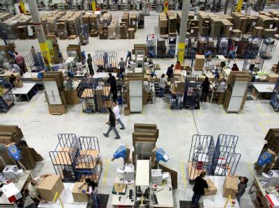 Alle Hände voll zu tun beim Online-Händler Amazon in Leipzig: Kräftig gestiegene Steuereinnahmen bescheren den fünf neuen Bundesländern in diesem Jahr schwarze Zahlen. Archivfoto: Peter Endig Amazon-Logistikzentrum Leipzig