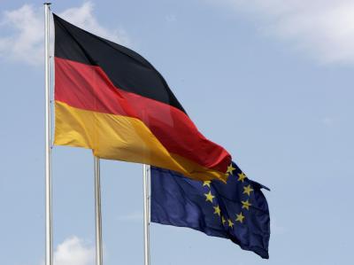 Die Fahnen der EU der Bundesrepublik. Deutschland zahlt immer mehr in die EU-Kasse ein. EU