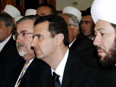 Syriens Präsident Baschar al-Assad (Mitte) bei Gebeten zum islamischen Opferfest (Archiv). Syriens Präsident Assad