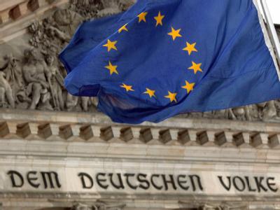 Deutschland ist beim Antrag Griechenlands auf finanzielle Hilfe grundsätzlich handlungsbereit. EU-Fahne vor dem Reichstag