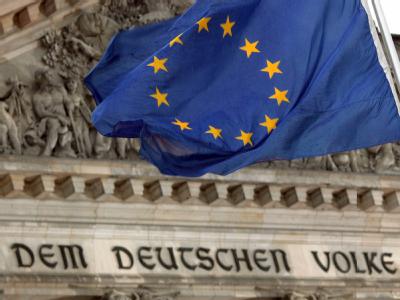 Eine Fahne der Europäischen Union (EU) weht vor dem Reichstagsgebäude in Berlin. Foto: Johannes Eisele EU-Fahne vor dem Reichstag