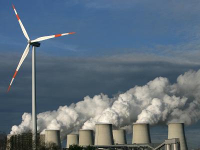 Genug andere Kraftwerke: Die Linke-Fraktion hält den Atomausstieg bis 2014 für machbar. (Archivbild). Windrad vor Braunkohlekraftwerk Jänschwalde
