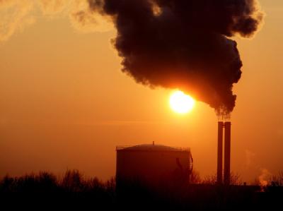 Ein Heizkraftwerk in Brandenburg: Rund 7,5 Tonnen Kohlendioxid hat jeder Bundesbürger mit Heizen, Autofahren und dem Verbrauch von Waren 2009 in die Umwelt freigesetzt. Ursache des Klimawandels - CO2-Ausstoß