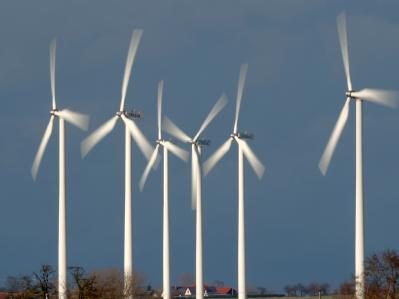 Windräder nahe dem brandenburgischen Sieversdorf (Archivfoto vom 1.3.2007). Windenergie