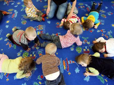 Jetzt ist es amtlich: Der Ausbau der Betreuungsplätze für Kleinkinder geht im Westen der Republik viel zu langsam voran. Die Statistik nährt Zweifel, ob das große Ziel noch zu schaffen ist: Bis 2013 jedem dritten Kleinkind einen Platz anzubieten. Archivfo Kinderkrippen