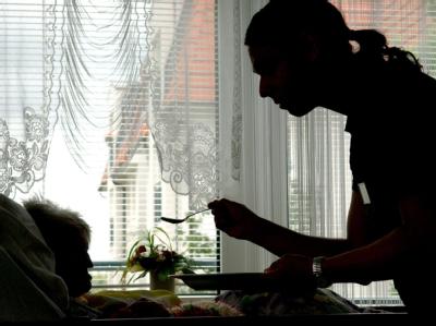 Pfleger werden - immer mehr junge Leute entscheiden sich für diesen Beruf. Auch der Anteil jünger Männer wird größer. Doch noch viel größer ist der Bedarf. Foto: Patrick Pleul Pflege
