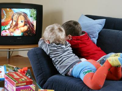 Alltag in vielen Kinderzimmern: Kids vor dem Fernseher. Foto: Waltraud Grubitzsch Kinder und Fernsehen