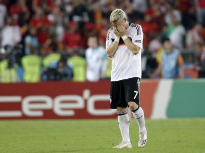 Laut einer neuen Studie der TU München inszenieren sich Männer beim Fußball stärker als Frauen. (Archivbild) Bastian Schweinsteiger