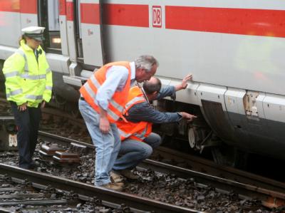 Mit dem Unfall dieses entgleisten ICE am Kölner Hauptbahnhof wurden die neuen Probleme mit den Achsen offenbar (Archivfoto vom 9.7.2008). Entgleister ICE