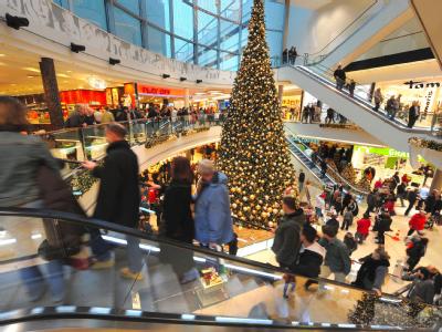 Einkaufscenter in der Innenstadt von Hannover: Führende Vertreter der katholischen und evangelischen Kirche haben zu Weihnachten weniger Konsum gefordert. Foto: Peter Steffen/Archiv Einkaufscenter