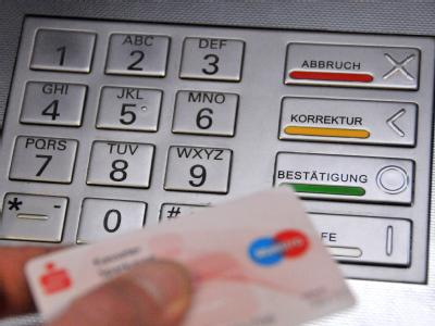 Durch Manipulationen an Geldautomaten wurde 2008 nach Schätzungen des BKA ein Schaden von mehr als 40 Millionen Euro verursacht. Geldautomat