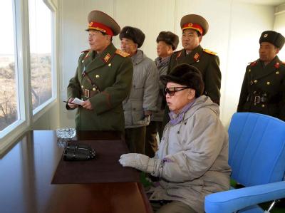 Die undatierte Aufnahme zeigt Nordkoreas Machthaber Kim Jong Il (sitzend) umgeben von Militärs. Kim Jong Il