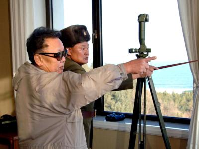 Diktator Kim Jong II (l) - Nordkorea hat angeblich eine Rakete vom Typ KN-06 getestet. (Archivbild) Kim Jong Il