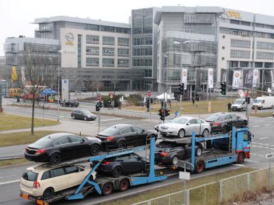 Ein mit Neuwagen beladener Autotransporter fährt am Opel-Stammsitz in Rüsselsheim vorbei. Opel Rüsselsheim