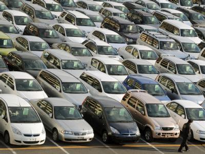 Autos warten auf ihre Verschiffung am Hafen von Kobe in Japan (Archivbild). Japanischer Automobilexport