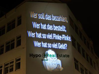 Gute Frage: Lichtprojektion des Künstlers Oliver Bienkowski an der Fassade der Hypo Real Estate in München. Archivfoto: Andreas Gebert Hypo Real Estate