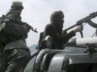 Taliban in Pakistan (Archivbild): Bei einem erneuten Angriff der Islamisten auf einen Kontrollposten verloren mindestens 20 Menschen ihr Leben. Taliban in Pakistan